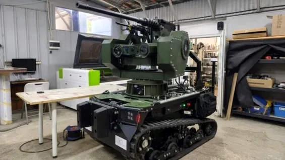 O firmă din România anunță că drona sa terestră „pompier” are acum o versiune militară, cu tun automat și mitralieră. Vehiculul ar fi deja folosit pe front