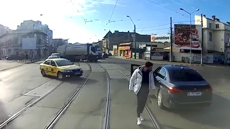 Șofer de BMW versus vatman. Mașină împinsă de tramvai în București