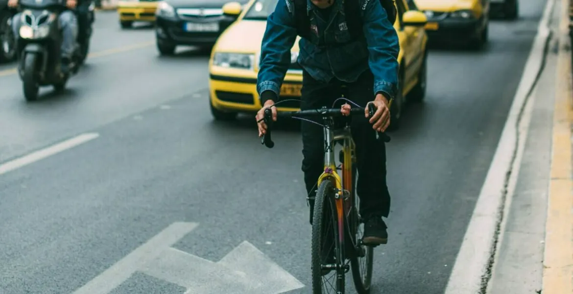 Cum se desfășoară circulația pe benzi în oraș. Au voie bicicletele și trotinetele pe banda a doua?
