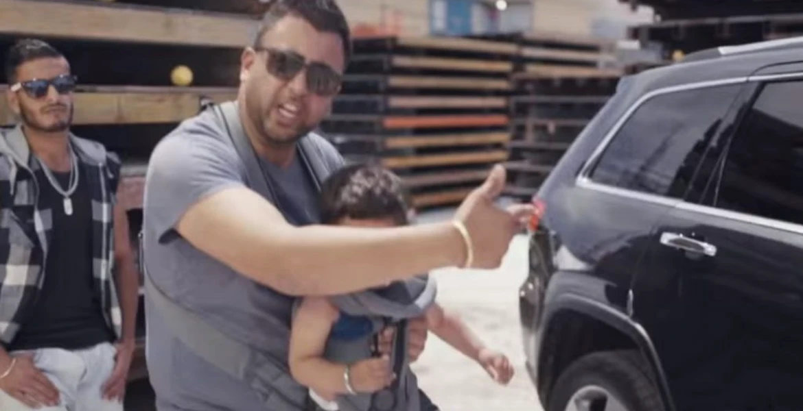 VIDEO Ce faci când maşina cumpărată se dovedeşte a fi o rablă? Faci o melodie rap cu un clip bestial