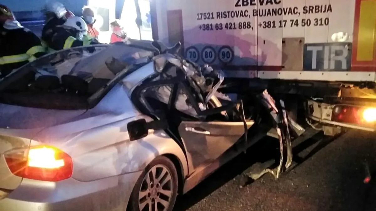Accident devastator pe Autostrada A1: Un BMW s-a strivit de un TIR oprit pe banda de urgență