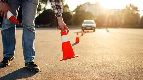 Instructor auto prins băut în timpul orei de condus. Ce alcoolemie avea bărbatul de 62 de ani