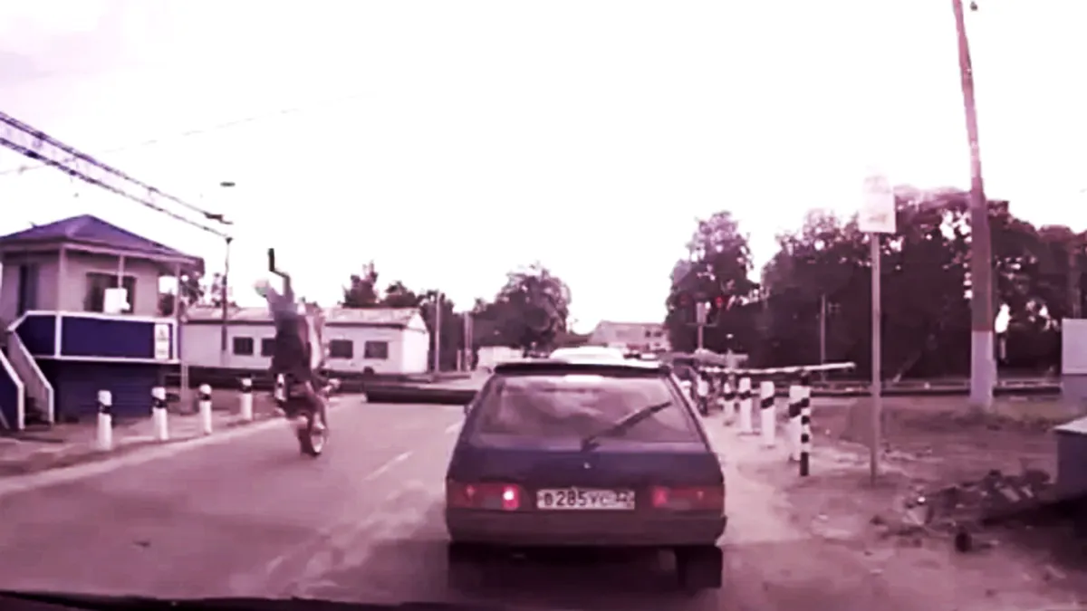 Salt mortal cu motocicleta la o trecere peste calea ferată, sau de ce nu e bine să fii nerăbdător