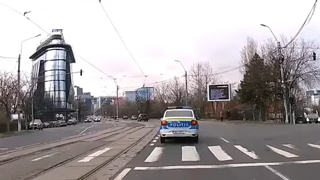 Mașina Poliției, surprinsă în timp ce trece pe roșu fără a avea în funcțiune semnalele luminoase și sonore