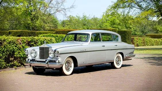 Cel mai exotic Rolls-Royce: Mașina de 126.500 de euro are toaletă placată cu aur care servește drept răcitor de șampanie. Statueta Spirit of Ecstasy e îngenuncheată