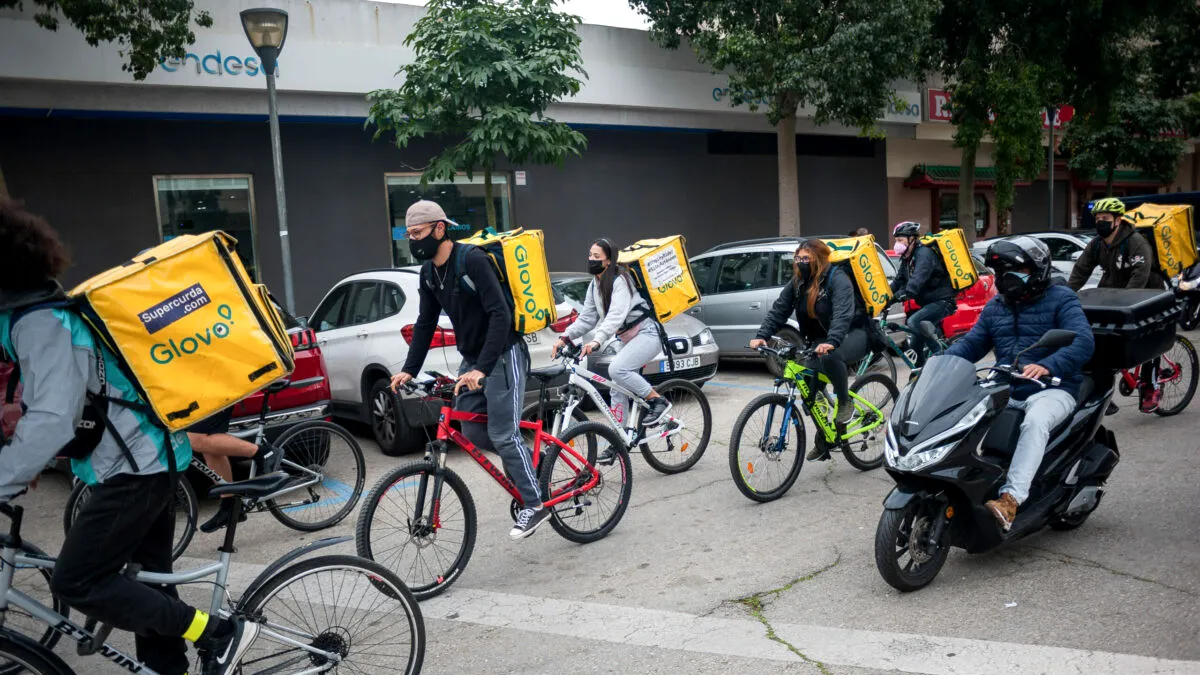 Ce riscă livratorii de mâncare? Amenzi și noi reguli importante