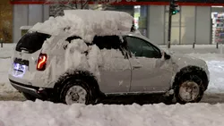 Șoferii care nu își curăță mașinile de zăpadă vor fi amendați. Codul Rutier 2026 prevede sancțiuni uriașe