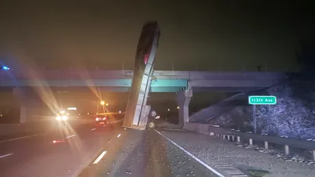 Accident bizar. Cum a ajuns un camion să stea... în picioare?