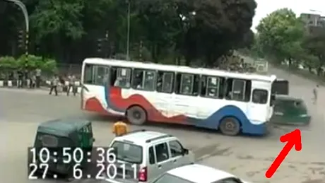 INCREDIBIL: cum a scăpat ricşa din accidentul cu autobuze?
