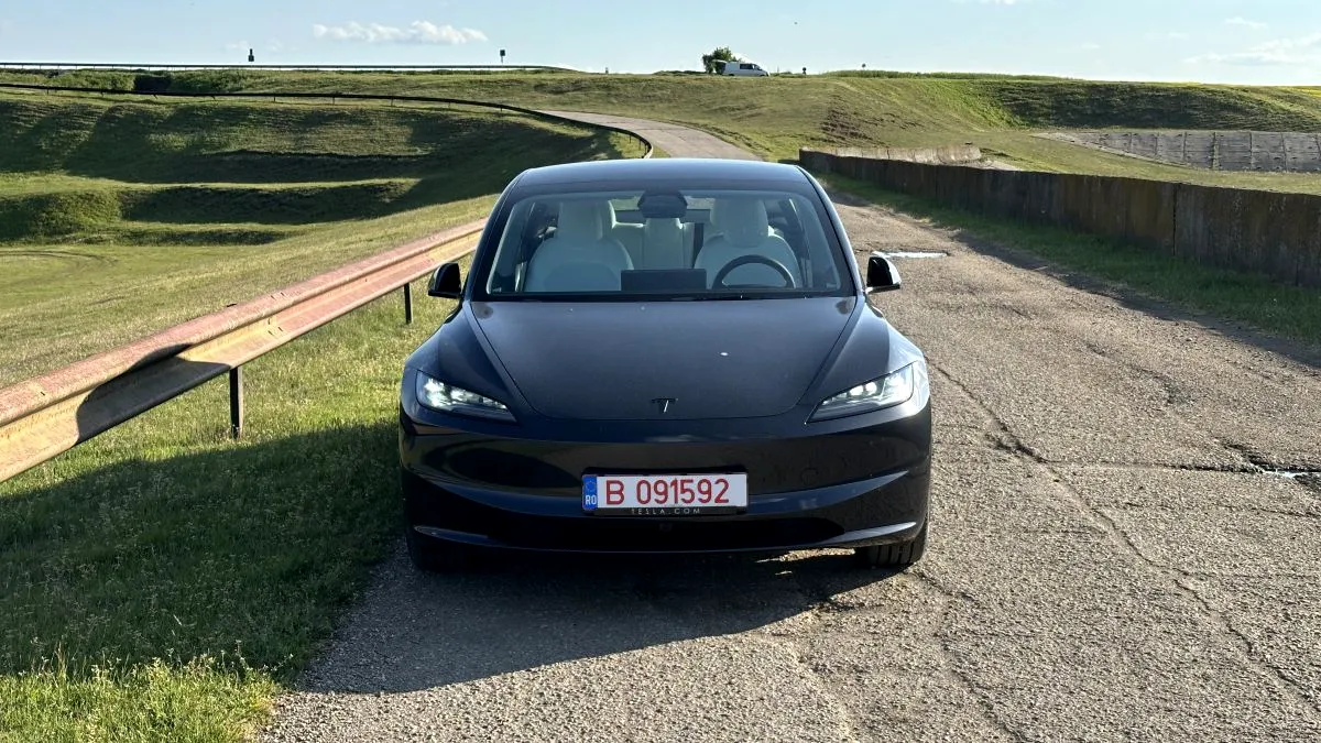 Tesla aduce Grok în România. Asistentul AI ajunge pe Model 3, Model Y, Model S și Model X printr-un update gratuit