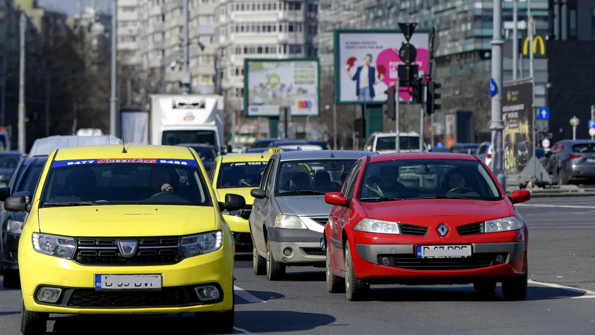 2025: Ai voie să întorci mașina pe mijlocul străzii? Situații în care manevra e interzisă