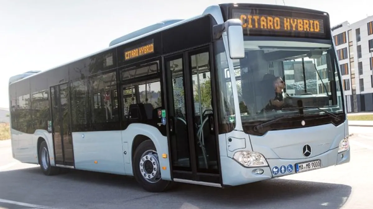 Primul autobuz hibrid Mercedes cumpărat de Primăria Capitalei a fost scos la probe - VIDEO