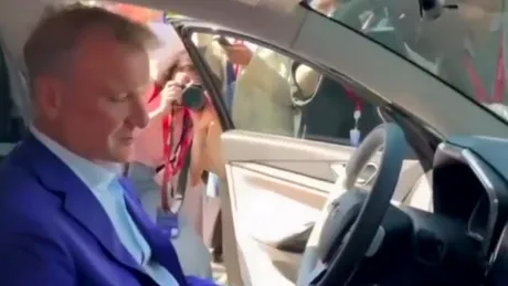 O mașină Lada nu a vrut să pornească, chiar sub ochii președintelui rus Vladimir Putin - VIDEO