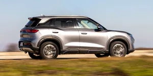 Review BYD ATTO 2 DM-i: SUV-ul plug-in hybrid care promite peste 1.000 km autonomie