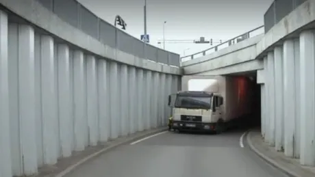 Un camion a rămas blocat în tunel. Ce a făcut șoferul?