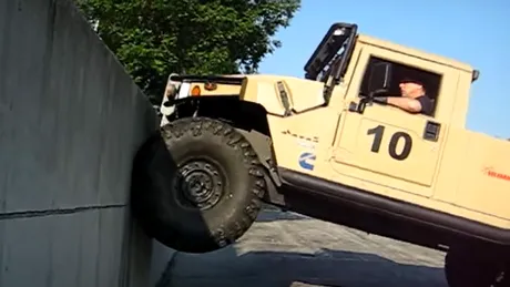 Humvee reinventează parcarea? Reușește sau nu să escaladeze un gard de beton? - VIDEO