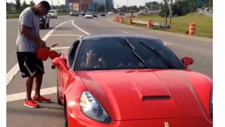 Cât de penibil este să rămâi în pană de benzină. Cu un Ferrari. Când eşti vedetă...