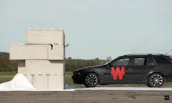 Cum arată un accident la 150 km/h. Un BMW Seria 5 se lovește de un perete de beton – VIDEO
