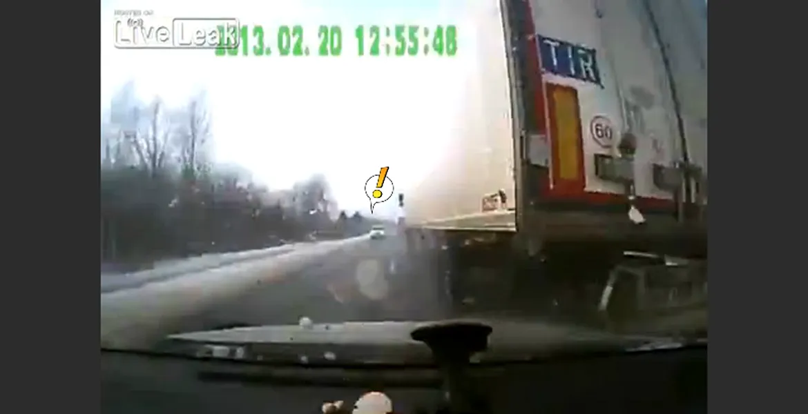 ACCIDENT: depăşire cu vizibilitate proastă, noroc cât carul. VIDEO