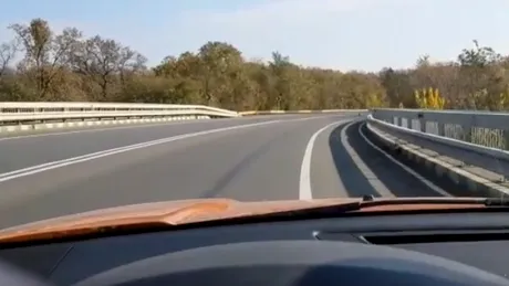 Şofer de România. S-a filmat în timp ce încălca linia continuă, pe un pod, în curbă - VIDEO