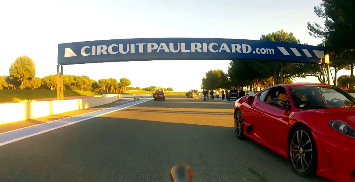 Ferrari 430 Scuderia învaţă o lecţie despre viteză de la o bicicletă cu reacţie [VIDEO]