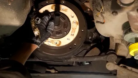 Niște ruși au făcut un experiment inedit: Va funcționa Lada cu ambreiaj din lemn? VIDEO