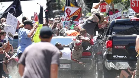 Un dement a zburat oamenii ca pe popice la manifestaţiile din Charlottesville