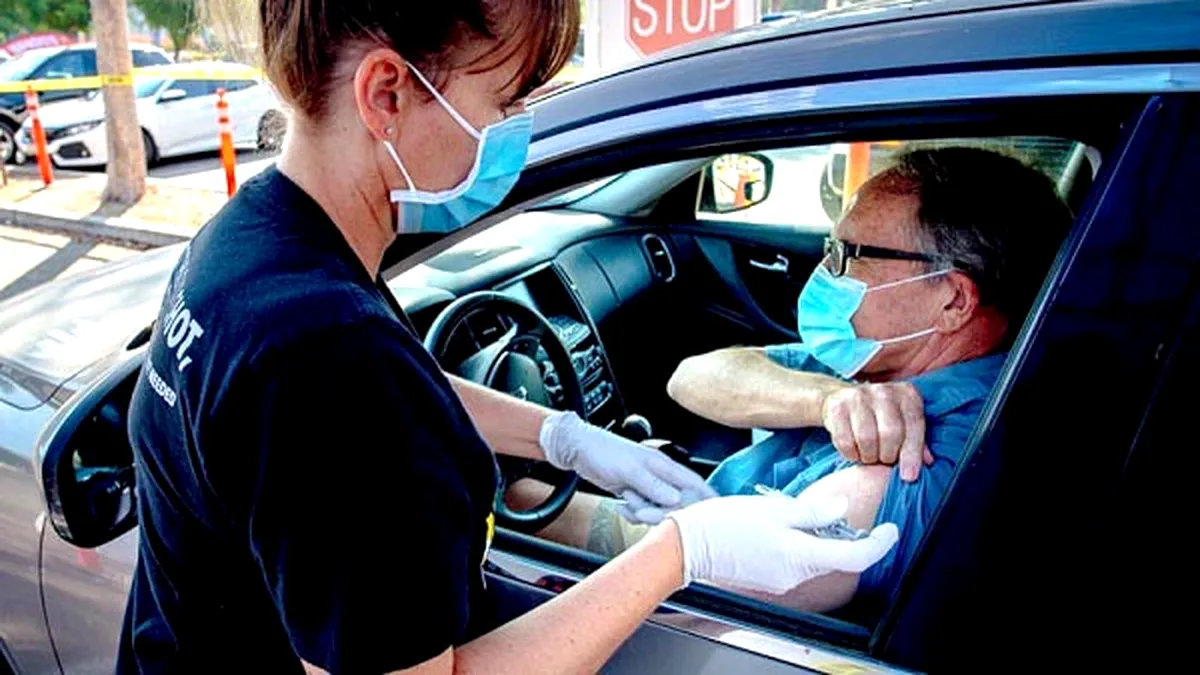 Primul centru de vaccinare din mașină din România. Ce tip de vaccin se face la centrul de imunizare drive-through?