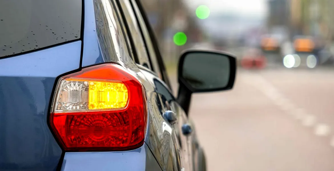 Când intri pe autostradă, dai semnal stânga sau dreapta? Ce semnale luminoase sunt impuse de lege