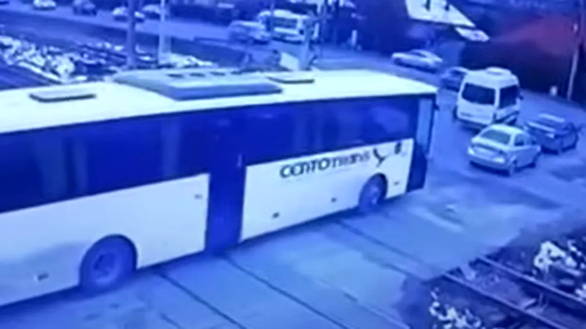 Momentul în care un autobuz plin cu oameni s-a oprit pe calea ferată și bariera a coborât peste el - VIDEO