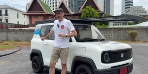 Video – Mașina electrică de 20 CP care se încarcă de la soare. Are panouri extensibile și autonomie de 151 km