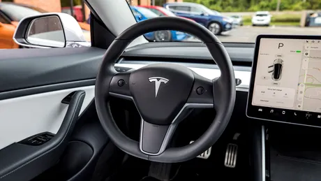 Acţiunile Tesla intră în picaj pe fondul scăderii livrărilor de maşini