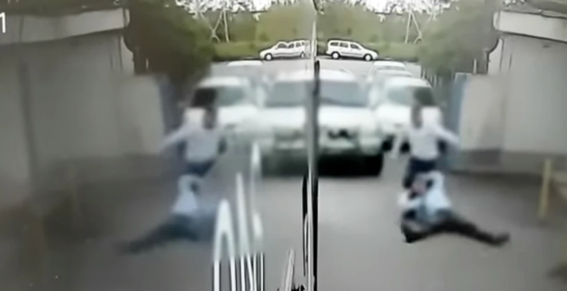 Un poliţist îl loveşte cu capul în gură pe un şofer de autobuz după o banală şicană în trafic – VIDEO