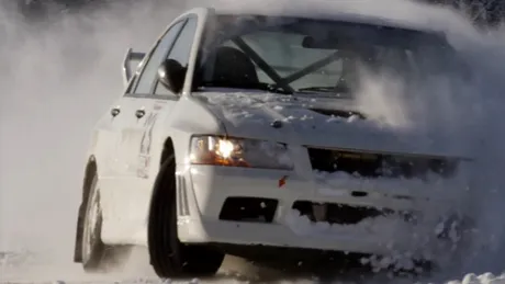 VIDEO: Distracţie prin zăpadă cu un Mitsubishi Lancer Evo