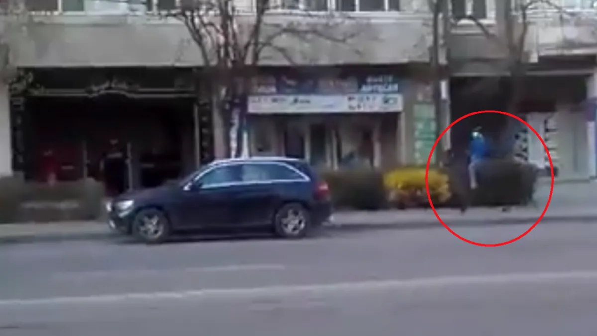 Un tânăr din Iași a fost filmat în timp ce circulă cu calul prin oraș. Mergea la maternitate