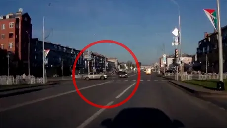 VIDEO: Ce se întâmplă când doi şoferi forţează lumina galbenă a semaforului