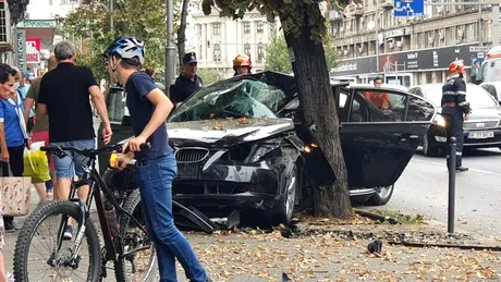 Un BMW a intrat în plin într-un copac și a ajuns pe trotuar la Piața Romană
