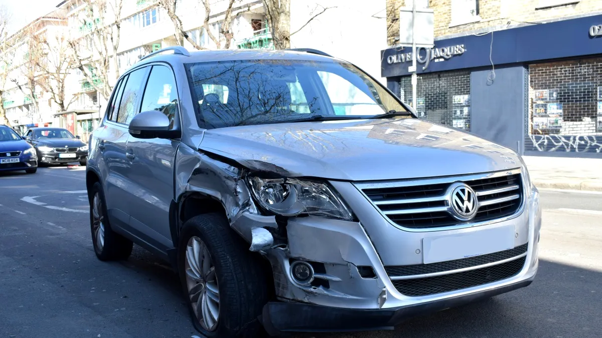 Ce faci dacă ți-ai lovit singur mașina: anunți sau nu Poliția?