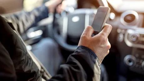 Poliția din Anglia va folosi camere cu inteligență artificială pentru a-i prinde pe șoferii care folosesc telefonul la volan