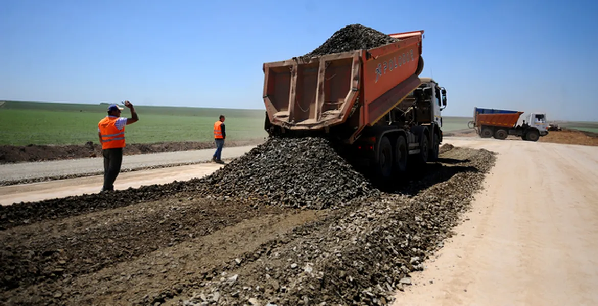 Ministrul Transporturilor spune că în curând vom circula pe această autostradă. Asociaţia Pro Infrastructura: În cel mai fericit caz peste 4 ani, realist în 7 ani