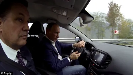 VIDEO Întâiul şofer al Rusiei testează concurentul Daciei Logan