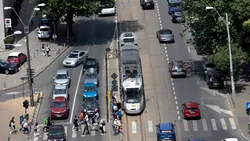 Se schimbă Codul Rutier. Motocicliștii vor putea înainta printre mașini și folosi benzile de autobuz