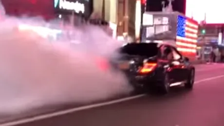 Un Mercedes-Benz C63 AMG de 481 CP face show în Times Square - VIDEO