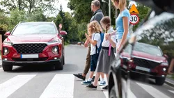 La câți metri de trecere trebuie să fie pietonul ca să nu fii obligat să oprești. Ce faci dacă e pe celălalt sens?