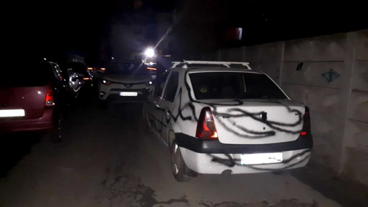 Maşină vandalizată în Sibiu, după ce şoferul a blocat o cale de acces - FOTO