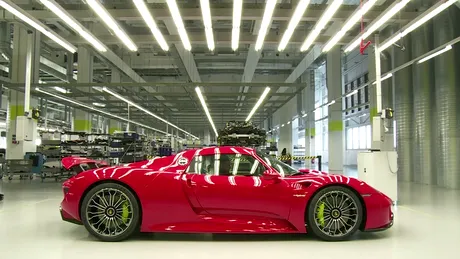 Cum se fabrică Porsche 918 Spyder: artizanii auto încă mai există. VIDEO