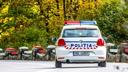 FOTO – Un container a strivit o mașină în mers. Șoferul nu a avut nicio șansă. Intervenție de amploare