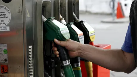 Alertă: e posibil ca preţul carburantului să se înjumătăţească la finalul anului?