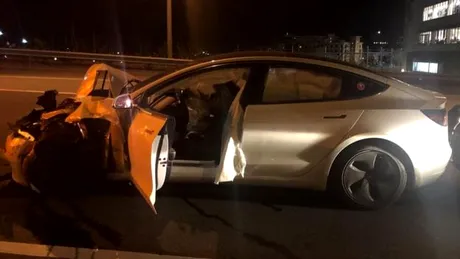 O Tesla a lovit o mașină de poliție în timp ce se afla în modul Autopilot - FOTO