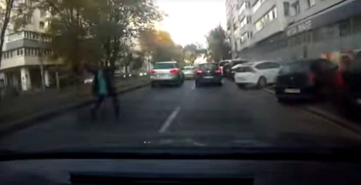 VIDEO Şofer lovit în faţă de bulgăre de pământ aruncat de un pieton aflat pe carosabil